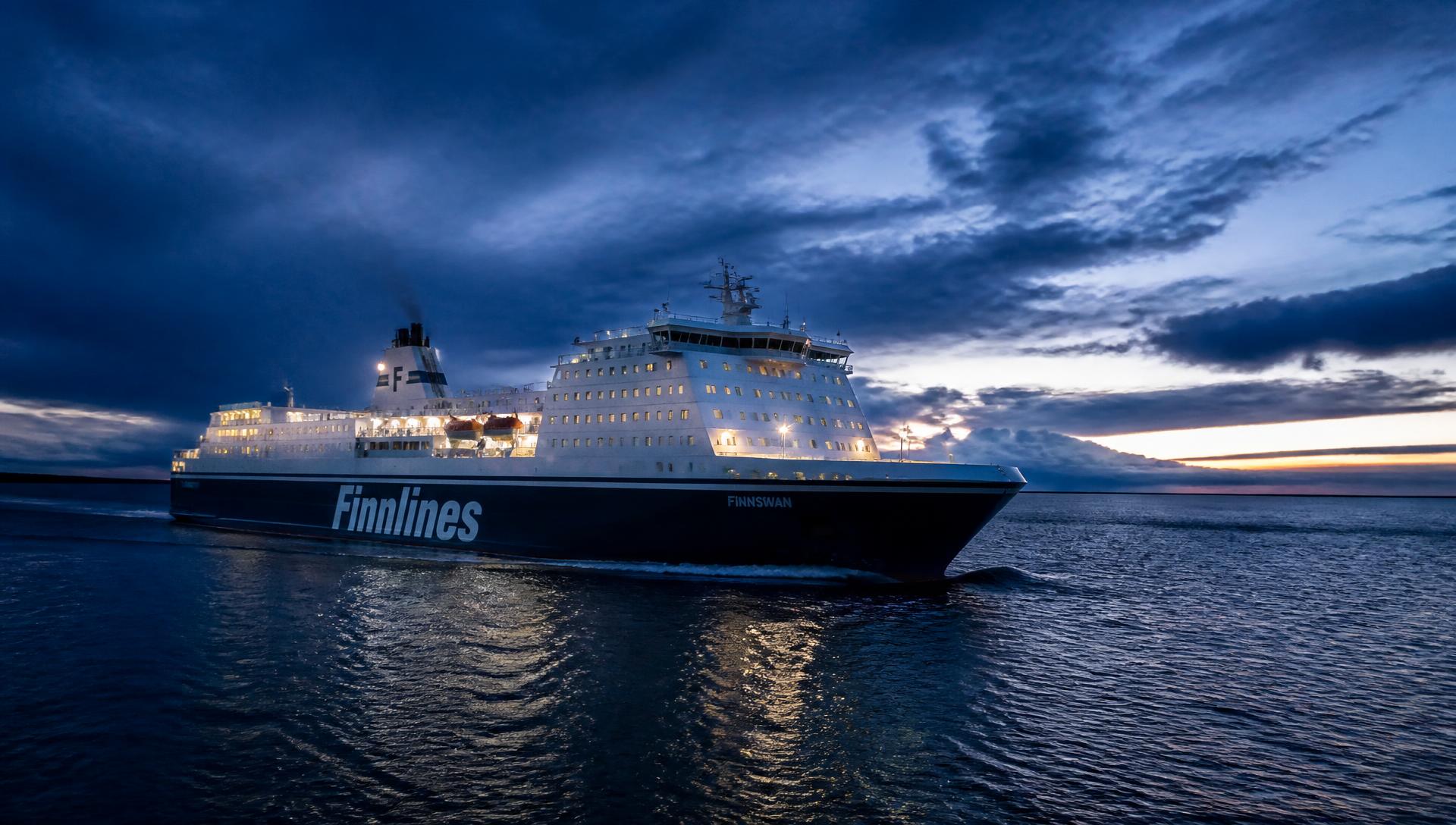 Prom Finnlines płynący przez Bałtyk o zmierzchu